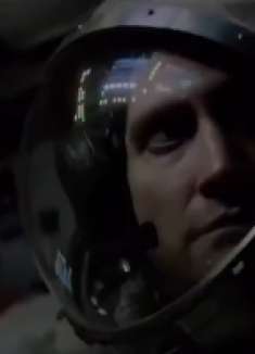 一个超高智商的外星生物，身体和能力都高速进化，人类太惨