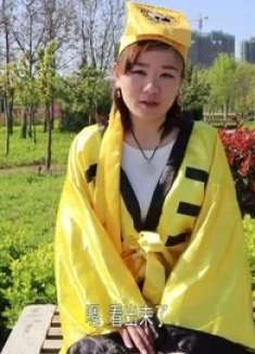 小伙找大师算命，大师拿出筷子让小伙折，一双五百块钱