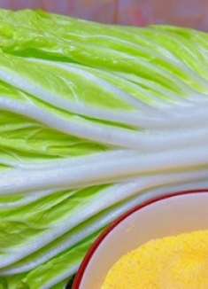 冬天要多吃白菜，加一碗玉米面，不炒也不炖，香味扑鼻，营养解馋