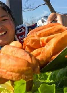 老公熬夜看球，胖妹很无奈，做上10根油条，配上豆浆给他当早餐