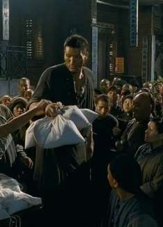 十月围城：别人一只手只能拿一袋米，他一只手可以拿五袋米