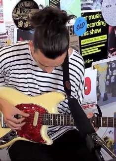 「The 1975」主唱马修·希利深情献唱