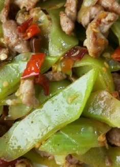 家常小炒，泡海椒青笋炒肉，好吃下饭！晚餐粗茶淡饭却也很美味！