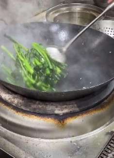 广东大厨是这样炒蒜蓉菜心的，难怪比家里炒的好吃，收藏了