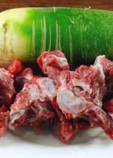 30块钱羊蝎子，配上1个萝卜，简单炖1大锅，上桌连汤都不剩