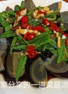 2.5元一个的松花蛋大姐做凉拌