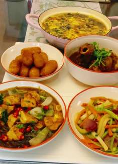 天冷了，午餐做了红烧酱大棒骨和三个家常菜，荤素搭配，太香了