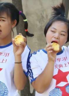 妈妈从城里买回来的蛋挞，姐妹俩吃到蛋挞可真开心，蛋挞太好吃了