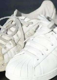 小白鞋脏了别用水洗，鞋店老板教我一招，擦完像新鞋太棒了！