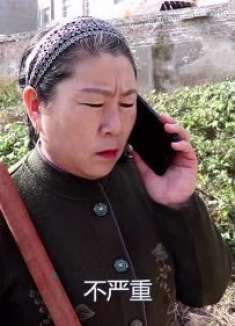 妈妈生病借钱，儿子不管不顾，儿媳看后给她一袋垃圾，打开感动了