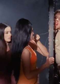 女囚犯越狱报复变态狱长，面对监狱唯一的男子，瞬间兴奋起来了