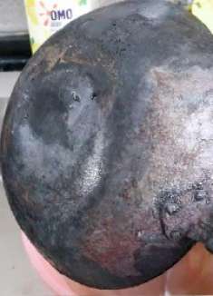 铁炒锅用久炒锅底油垢难清理？只需上面撒一把