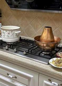 寒冷的冬日里来个铜锅涮肉，手切羊肉 小海鲜 酸菜铺底吃着过瘾