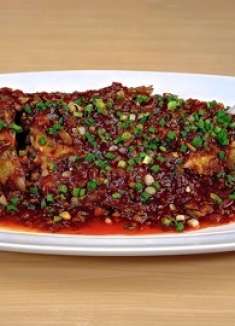 把鱼丢进滚烫的开水中，出锅瞬间变美食，30年第一次见，太香了