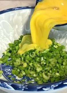 芹菜里加3个鸡蛋，农村大妈教你新吃法，不炒不凉拌，上桌就光盘