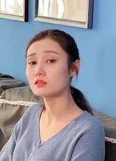 小伙这样嗑瓜子真是太聪明了，再也不怕老婆批评了！