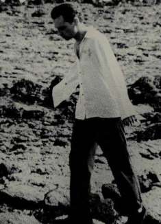 花朵在燃烧，复古音乐人的蓝色韵味