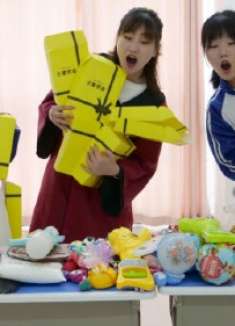 砸盲盒赢奖品，学生砸中2个空盲盒，豆豆却一次砸中4个！