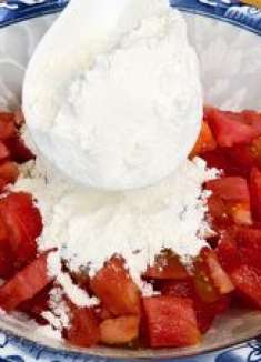 把面粉倒进西红柿里，太厉害了，老保姆拿手绝活，真是高手在民间