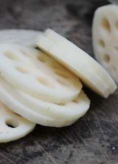 莲藕不要炒着吃了，试试这种做法，外脆里嫩，一次做一大盘不够吃