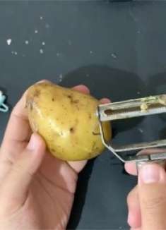 家里的这种削皮刀你真的会用吗？这几个实用小技巧，学会太方便了