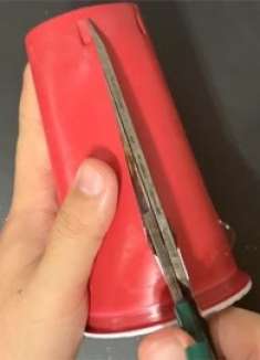 塑料杯子你还在丢，只要剪一刀就能变成家家户户都用得到的东西