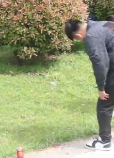 奥特曼：大哥拿来一个西瓜招待两小伙，不料怪兽出现