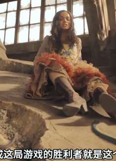 姐姐为了活命，竟将自己的弟弟踢进蛇群，实在太恶毒了