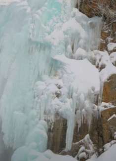 感受自然：令人敬畏的冰冻瀑布