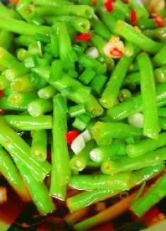 夏季时令菜凉拌长豆角，做法简单清脆爽口，好吃不胖适合懒人做