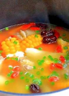 天冷了煲一锅“排骨靓汤”好喝又进补，汤浓肉香，营养健康不油腻