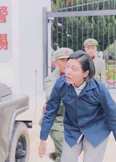 等你：农村大婶被警卫拦门外，首长路过下军车，当场喊出乳名！