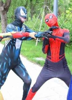 马里奥：马里奥治疗晕倒的毒液，没想毒液恩将仇报，有点坏了