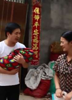 妻子嫌家穷，狠心抛弃丈夫和出生不久的女儿，10年后报应来了