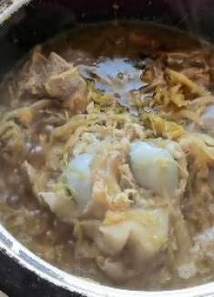 东北大骨头炖酸菜，先吃肉再啃骨头，最后吸骨髓