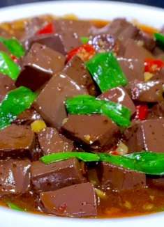 猪血直接下锅就是大错，多加一步，鲜嫩爽滑，一星期吃六次都不腻