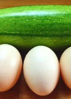 西葫芦里淋鸡蛋，是我过年必做拿手菜，不炒不炖，做法新颖有创意