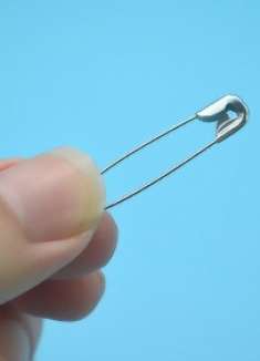 不管男人女人，出门身上带一个别针，轻松解决生活难题