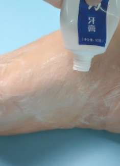 把牙膏涂在脚底真厉害,这个用途懂的人还不多