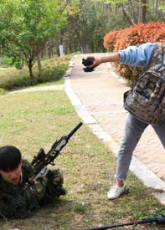 绝地求生真人版：姐妹遇满配神装伏地魔，妹妹50颗手榴弹霸气灭