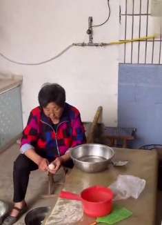 三胎开放小静会拼闺女吗？婆婆听说三胎有补助眼睛亮了，要不要呀