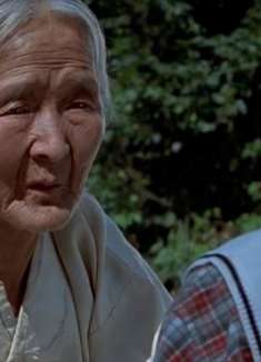 这个小孩太坏，捏着拳头要打外婆，外婆没生气反而跟他道歉！