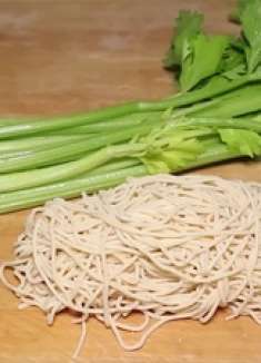 一把芹菜，一把面条，简单一做好吃倍香，简单易操作，家人都爱吃