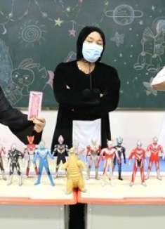 奥特曼玩具复活,没想是黑衣人的阴谋,小晴用“报废卡”消灭它们