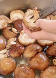 切香菇慢？多亏网友提醒，原来还有这么聪明的办法！