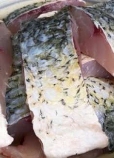 夏天要多吃鱼，教你一个新做法，用料简单味道足，出锅连汁都不剩