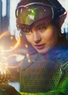 女精灵找到一个宝盒，利用魔法把它打开，发现里面隐蔽着空间之门