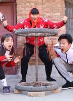 妈妈和小甜甜玩会飞的辣条，没想来福竟然被辣条连续打脸！太逗了