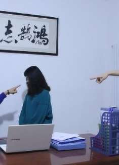 女孩去公司面试，遭经理羞辱，董事长看见女孩的名字把经理开除了