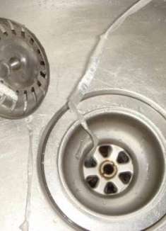 家里下水道总是堵？一个矿泉水瓶就搞定，永远都不用费力去疏通